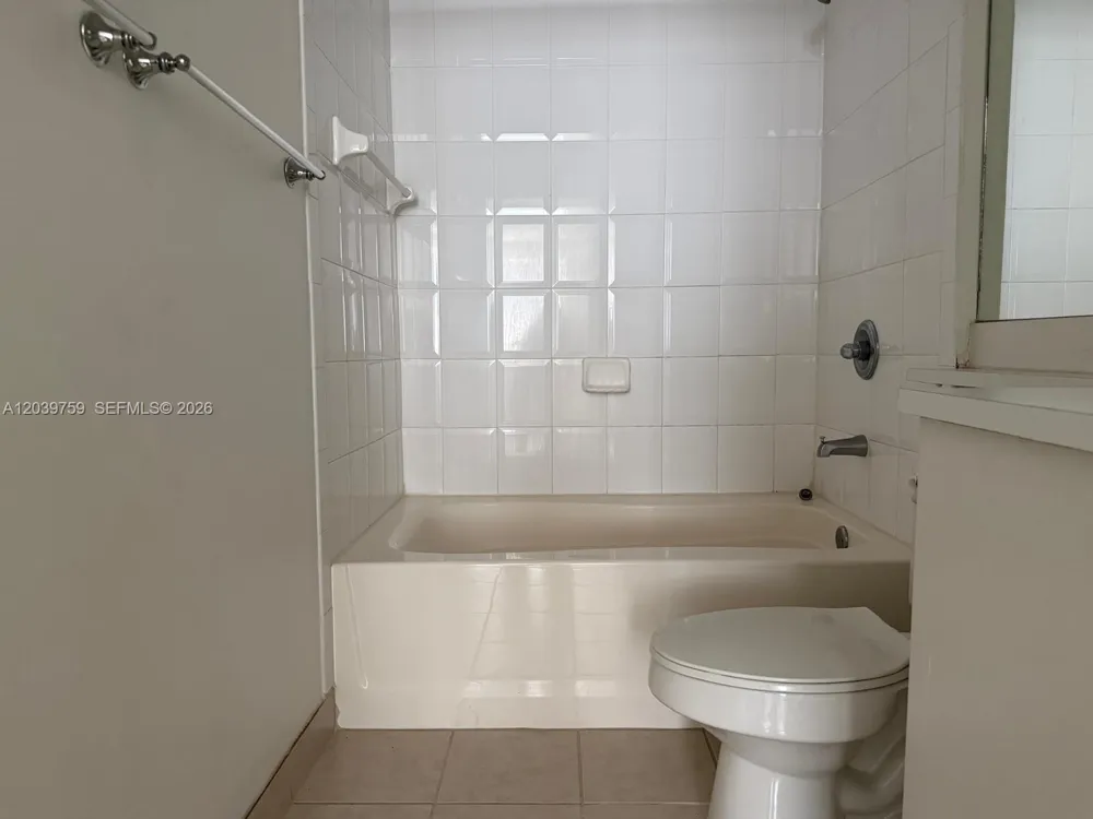 8050 Nob Hill Rd #105 Tamarac, FL 33321