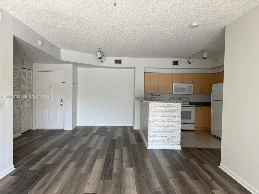 8050 Nob Hill Rd #105 Tamarac, FL 33321