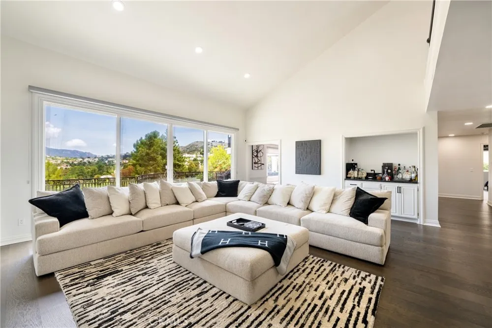 24408 Voltara Court Calabasas, CA 91302