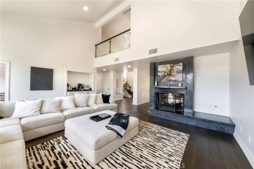 24408 Voltara Court Calabasas, CA 91302