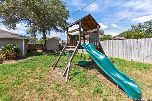 302 Bain Dr Devine, TX 78016