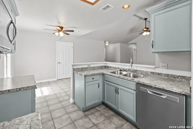 302 Bain Dr Devine, TX 78016