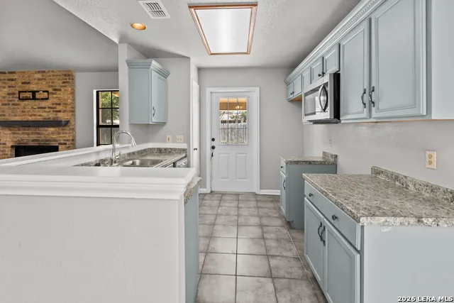 302 Bain Dr Devine, TX 78016