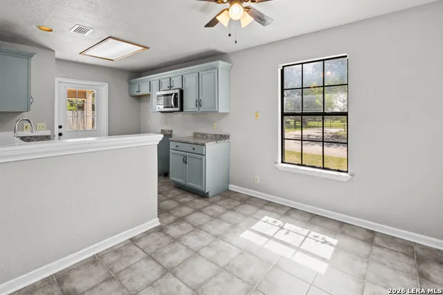 302 Bain Dr Devine, TX 78016