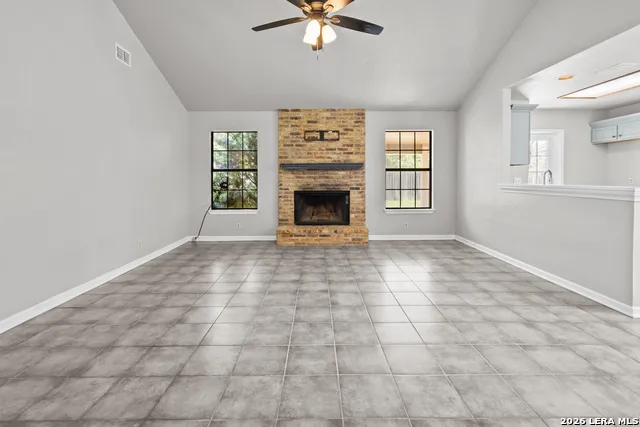 302 Bain Dr Devine, TX 78016