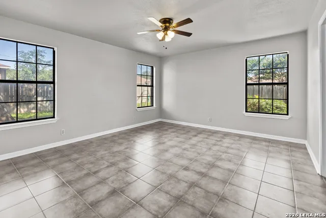 302 Bain Dr Devine, TX 78016