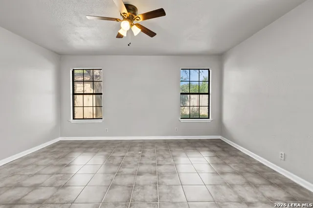 302 Bain Dr Devine, TX 78016