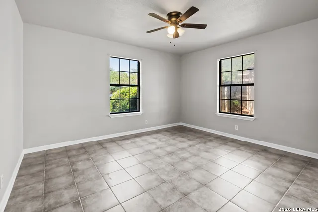 302 Bain Dr Devine, TX 78016