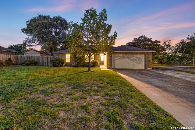302 Bain Dr Devine, TX 78016