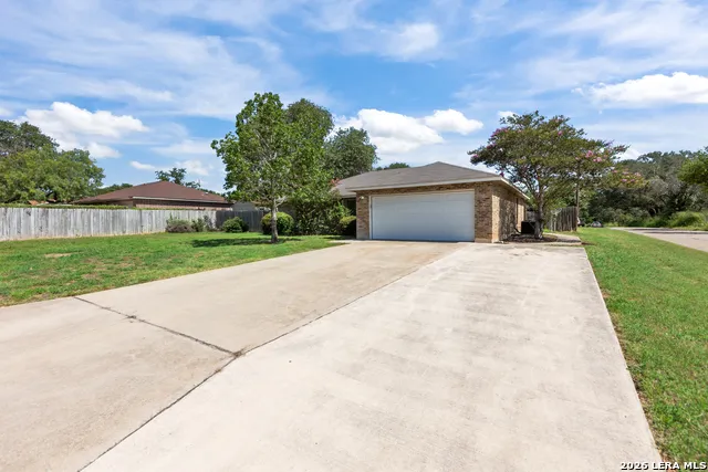 302 Bain Dr Devine, TX 78016