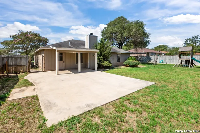 302 Bain Dr Devine, TX 78016