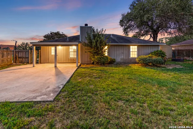 302 Bain Dr Devine, TX 78016