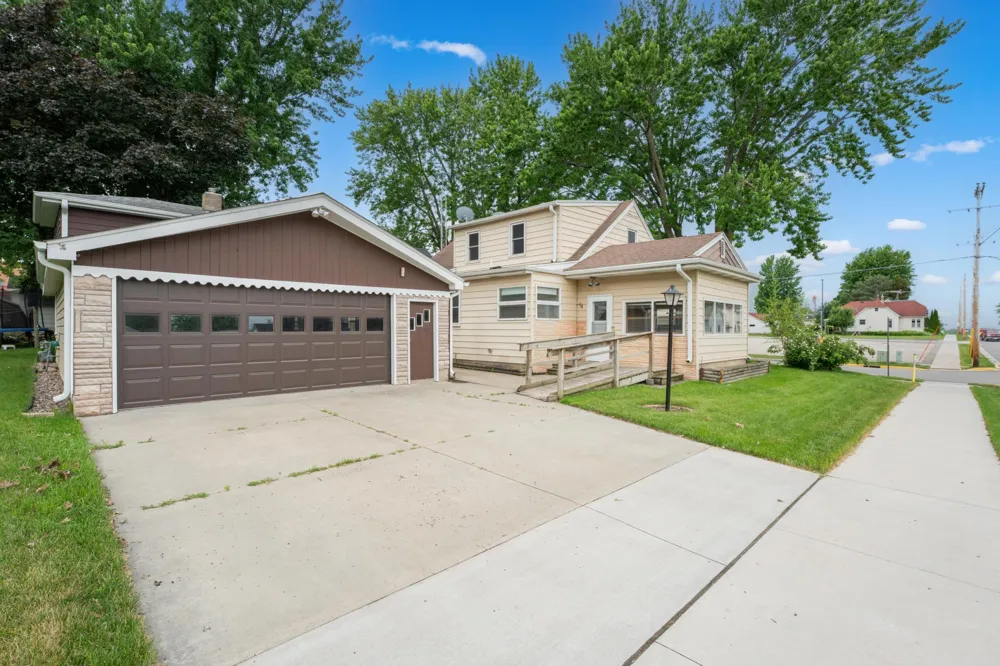 145 6th Street NW Plainview, MN 55964