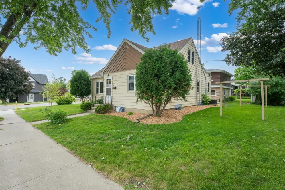 145 6th Street NW Plainview, MN 55964