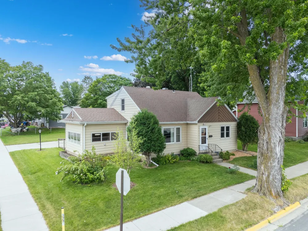 145 6th Street NW Plainview, MN 55964
