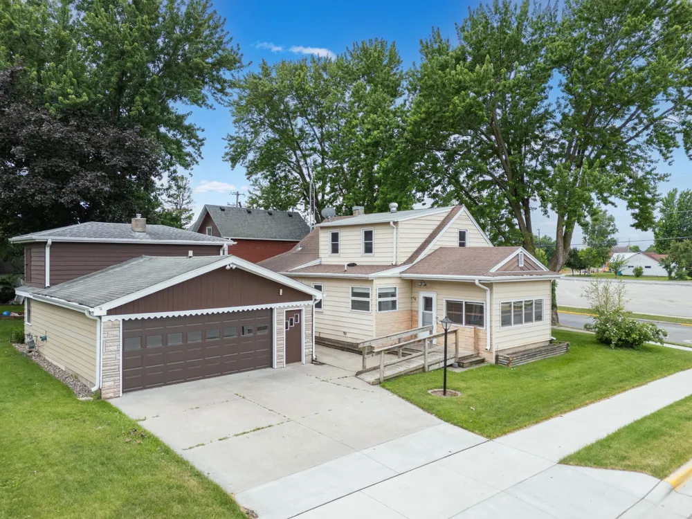 145 6th Street NW Plainview, MN 55964