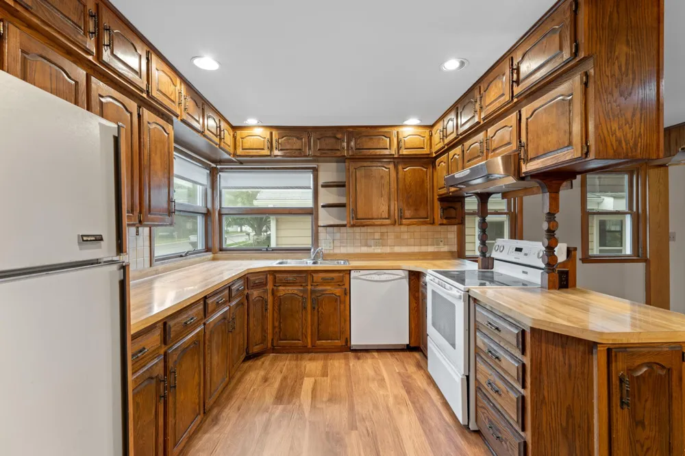 145 6th Street NW Plainview, MN 55964