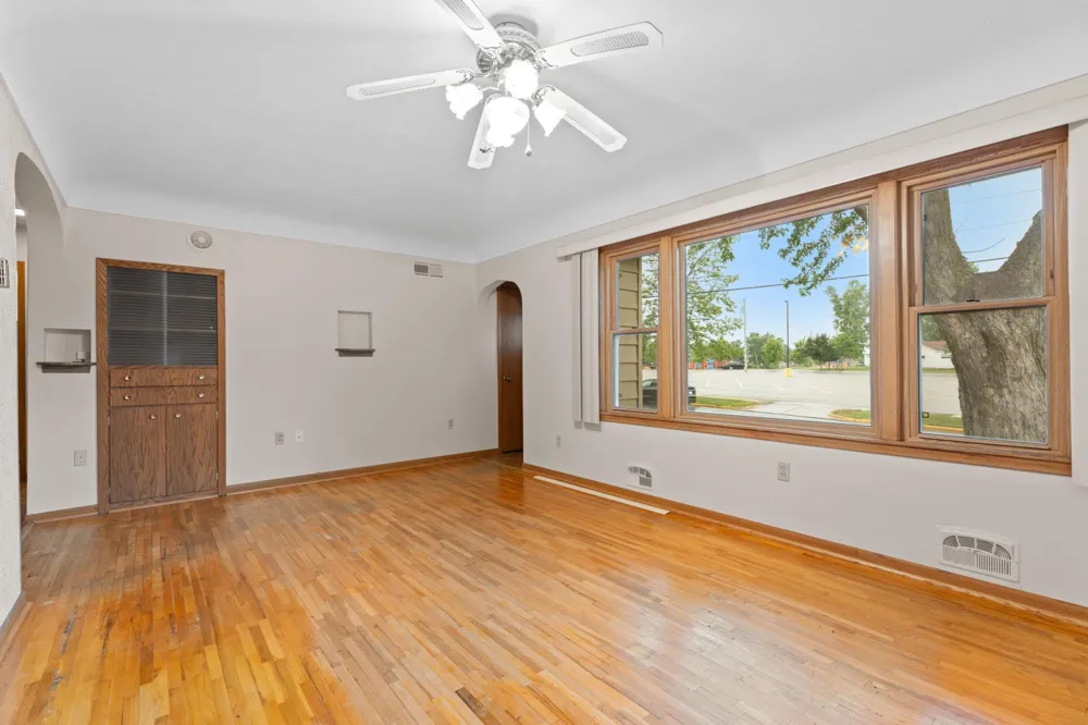 145 6th Street NW Plainview, MN 55964