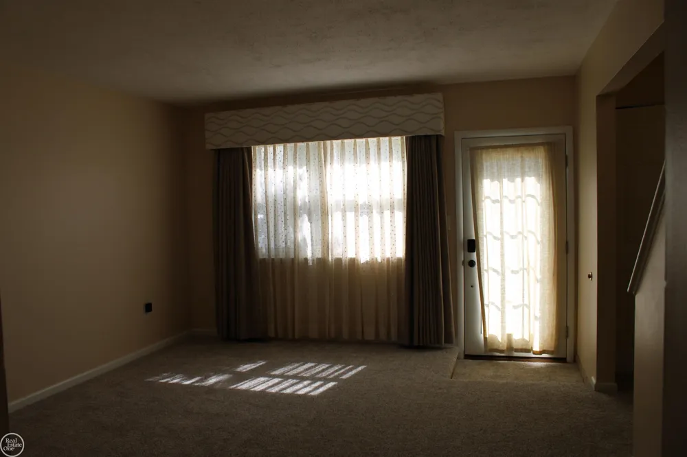 45731 Kensington Street Utica City, MI 48317