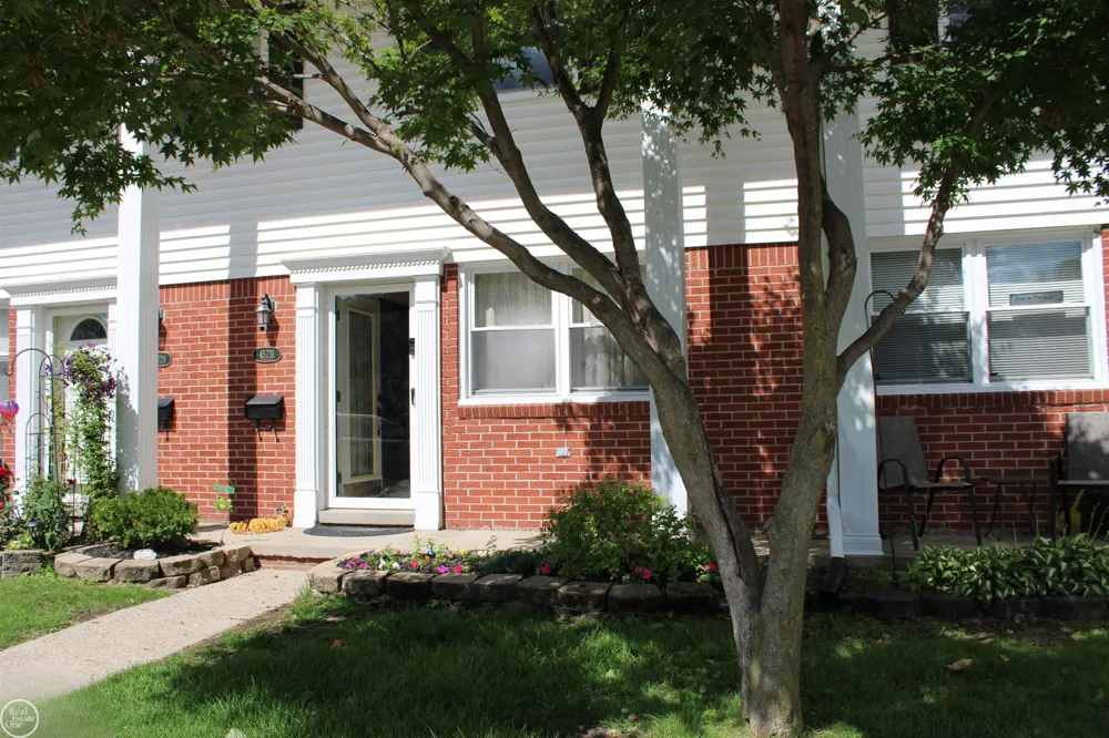 45731 Kensington Street Utica City, MI 48317