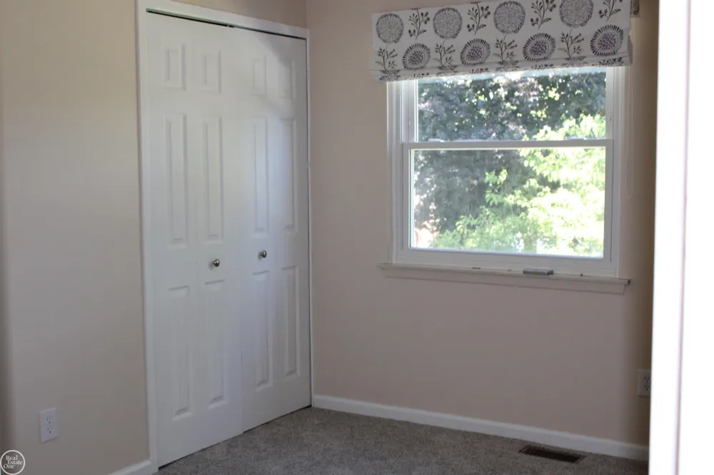 45731 Kensington Street Utica City, MI 48317
