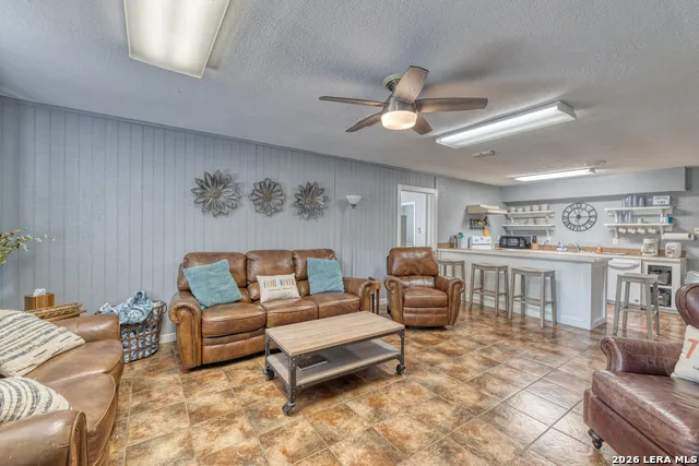 100 Pineview Concan, TX 78838