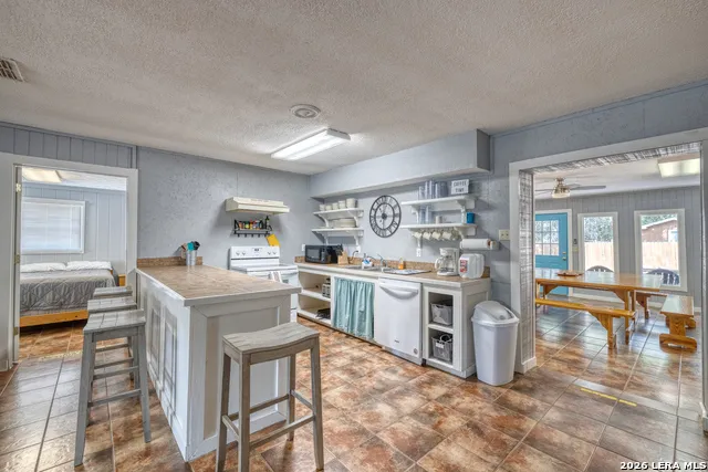 100 Pineview Concan, TX 78838