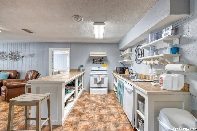 100 Pineview Concan, TX 78838