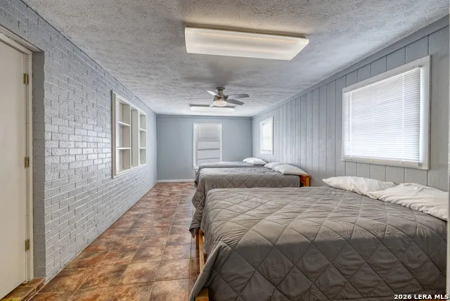100 Pineview Concan, TX 78838