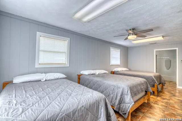 100 Pineview Concan, TX 78838