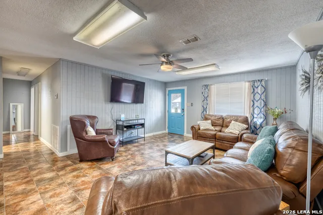 100 Pineview Concan, TX 78838