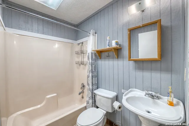 100 Pineview Concan, TX 78838