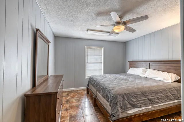 100 Pineview Concan, TX 78838