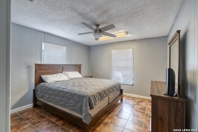 100 Pineview Concan, TX 78838