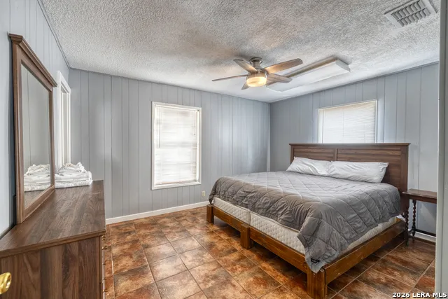 100 Pineview Concan, TX 78838