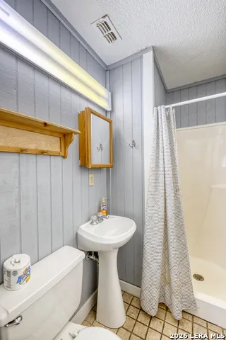 100 Pineview Concan, TX 78838