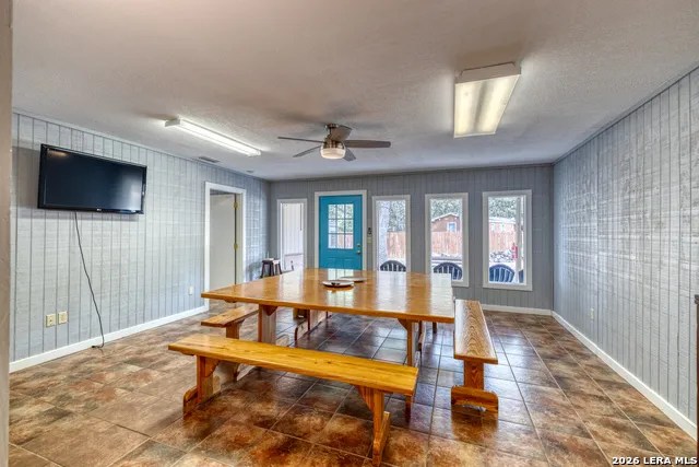 100 Pineview Concan, TX 78838