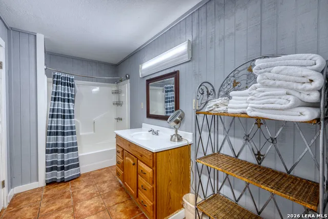 100 Pineview Concan, TX 78838