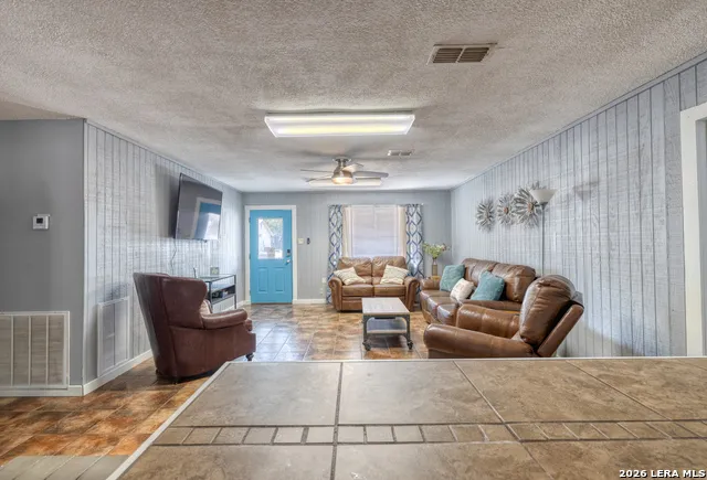 100 Pineview Concan, TX 78838