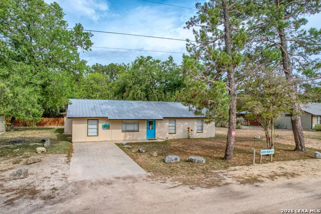 100 Pineview Concan, TX 78838