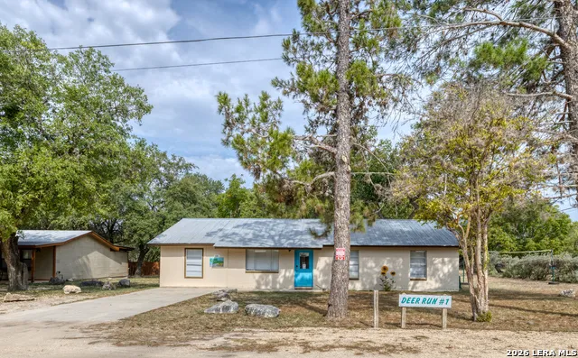 100 Pineview Concan, TX 78838