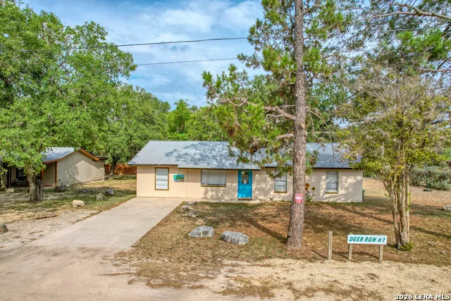 100 Pineview Concan, TX 78838