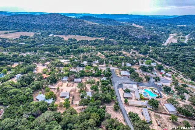 100 Pineview Concan, TX 78838