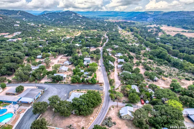 100 Pineview Concan, TX 78838