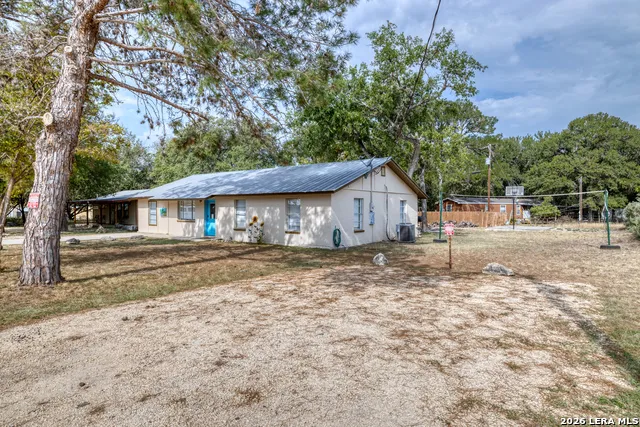 100 Pineview Concan, TX 78838