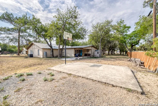 100 Pineview Concan, TX 78838