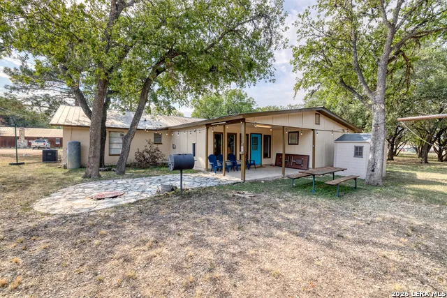 100 Pineview Concan, TX 78838