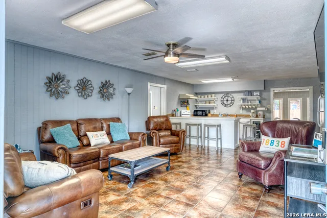 100 Pineview Concan, TX 78838