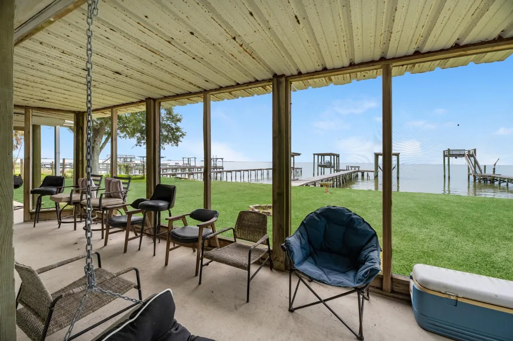 211 Captains Road Anahuac, TX 77514