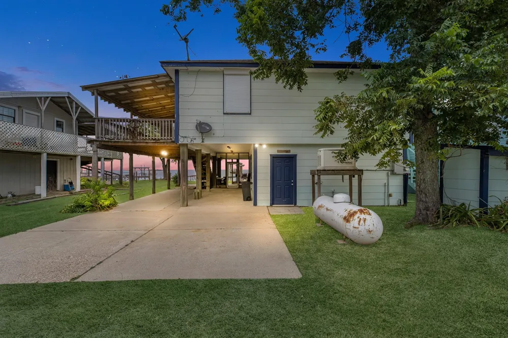 211 Captains Road Anahuac, TX 77514